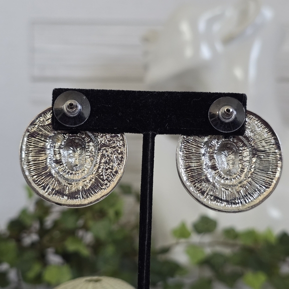 Vintage Chunky Silver Lion Head Medalion Necklace and Earrings Set - Picture 9 of 10